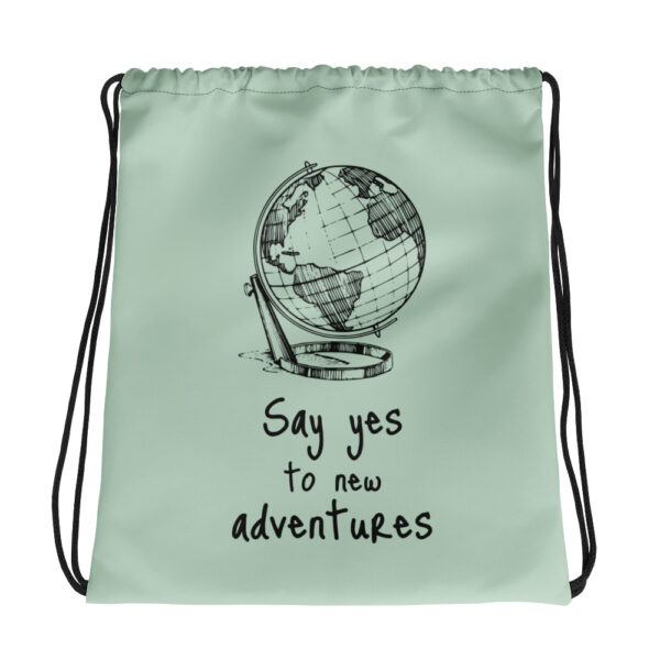 New Adventure – Mintgrüner Kordelzugbeutel "Say yes to new adventures" mit Weltkugel-Design.