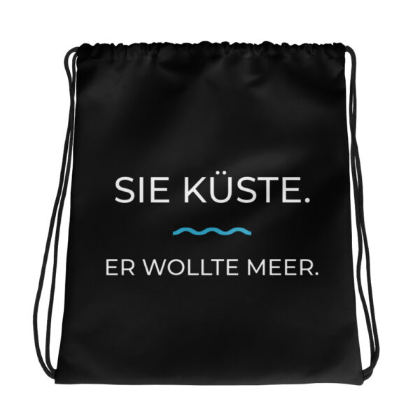 Strandbeutel "Sie Küste. Er wollte Meer" – Schwarzer Kordelzugbeutel mit kreativem Zitat-Design.