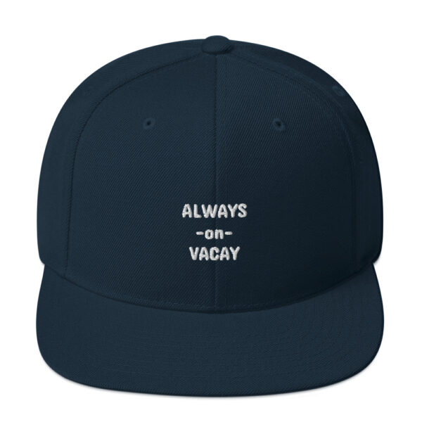 Vacay – Vorderansicht der Snapback-Cap "Always on Vacay"