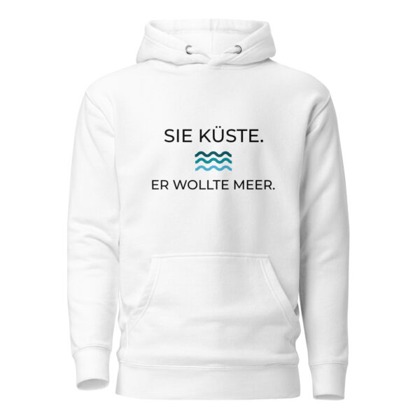 "Sie Küste Er wollte Meer." – weißer Hoodie mit maritimem Schriftzug und Wellendesign für Meerliebhaber.